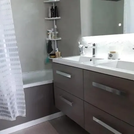 Chez L'habitante Avec Salle De Bain Et Cuisine Communes - Présence D'un Séjour chez l'habitant *